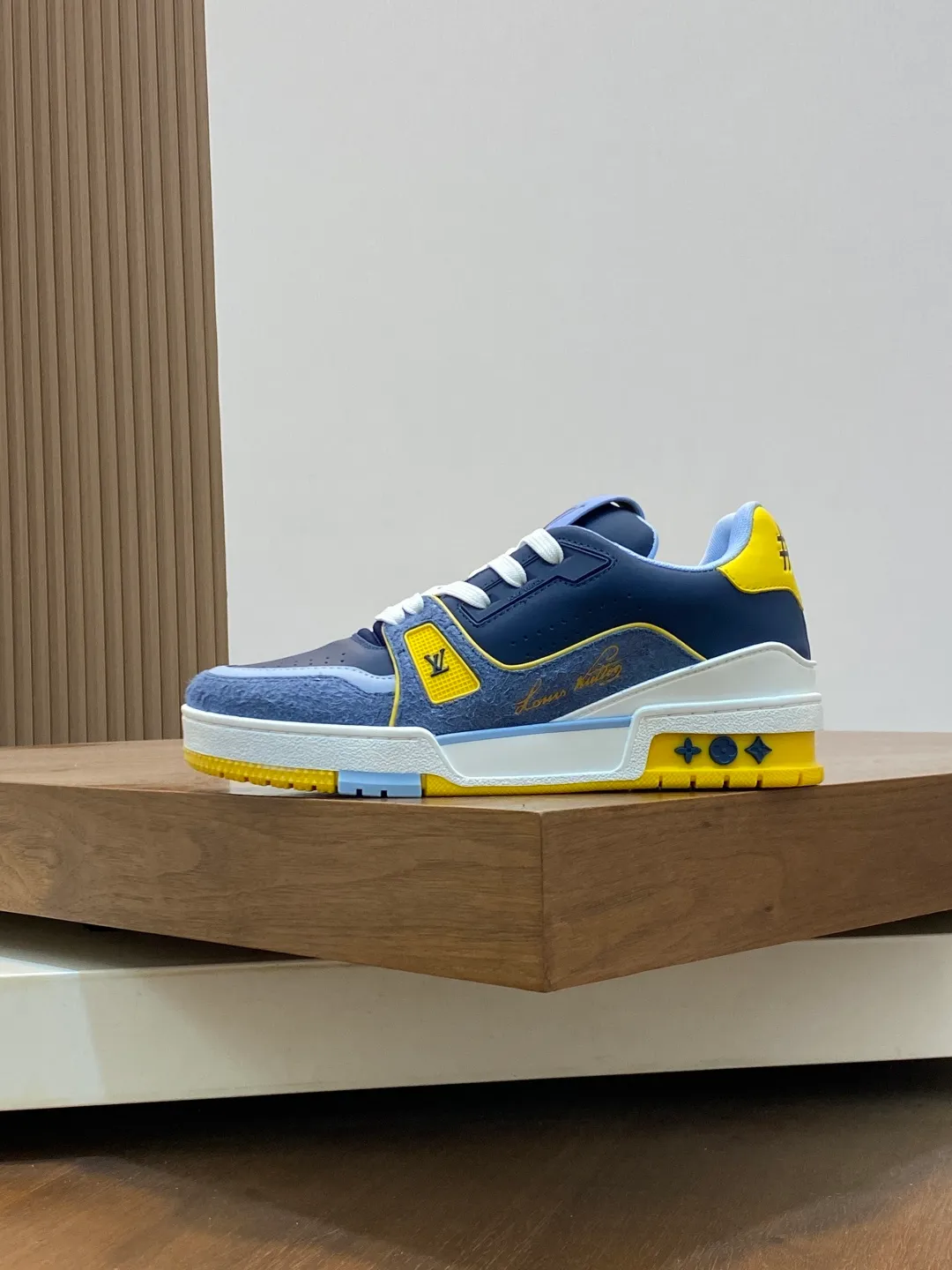 Men's men's shoes 💰820 Lujia New Color Men's 🧍‍♂️trainer sneakers, this LV Trainer sneaker is made of soft grained calfskin, showing pure tones, the #54 logo on the back traces the brand's birth in 1854, the designer's handwritten brand logo embellishes one side, designed by Virgil Abloh himself, a very commemorative sneaker, the new LV Louis Vuitton louis vuitton trainer sneaker low casual sports culture versatile basketball sneakers Size: 35-46 (customized for women 40, men 46)